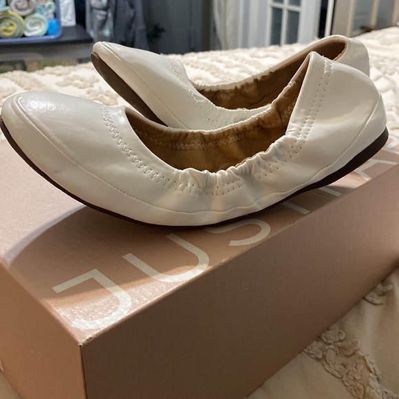 Women’s white ballet flats slip on shoes - Picture 2 of 5